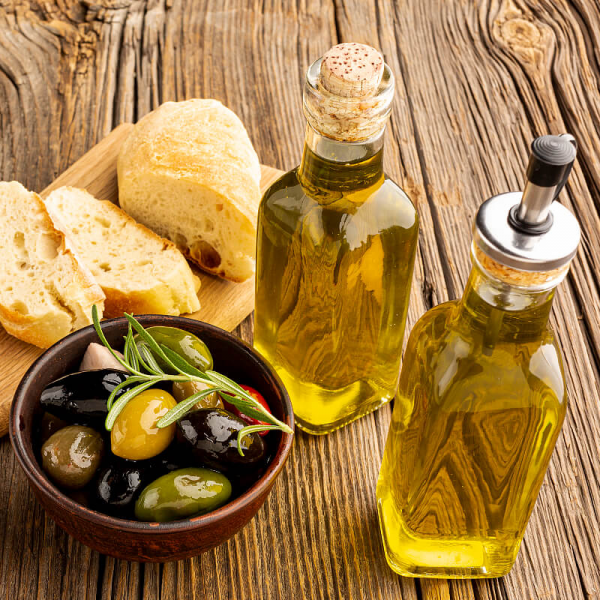На фото изображено Масло оливковое Extra Virgin DELPHI с о. Крит