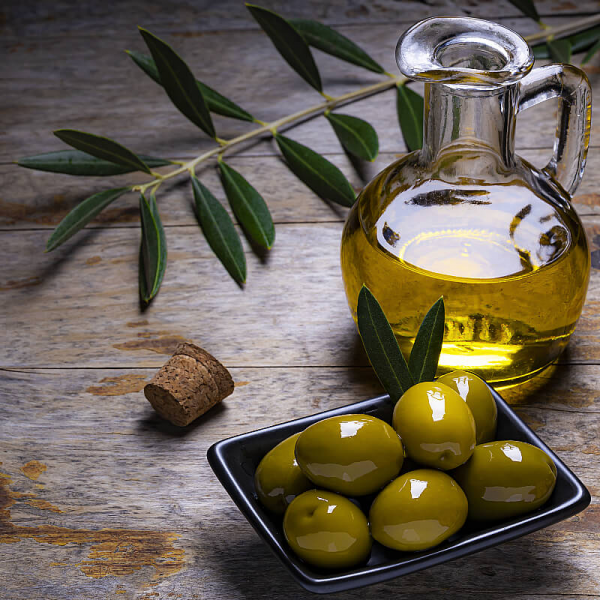 На фото изображено Масло оливковое Extra Virgin с чесноком, 0,25л