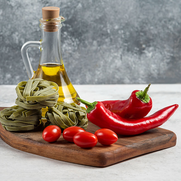 На фото изображено Масло оливковое Extra Virgin с перцем чили, 0,25л
