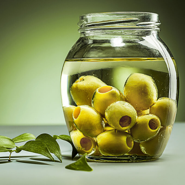 На фото изображено Масло оливковое Extra Virgin с розмарином, 0,25л