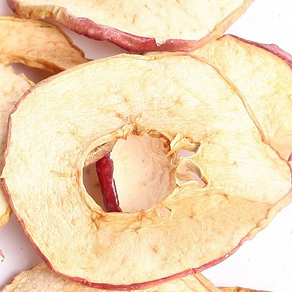На фото изображено Яблоко красное сушеное чипсы