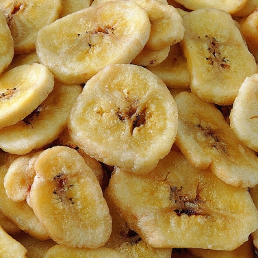 На фото изображено Банановые чипсы