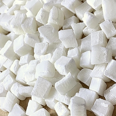 На фото изображено Кокос кубики цукаты