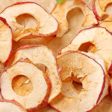 На фото изображено Яблоко красное сушеное чипсы