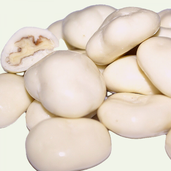 На фото изображено Грецкий орех в белом шоколаде