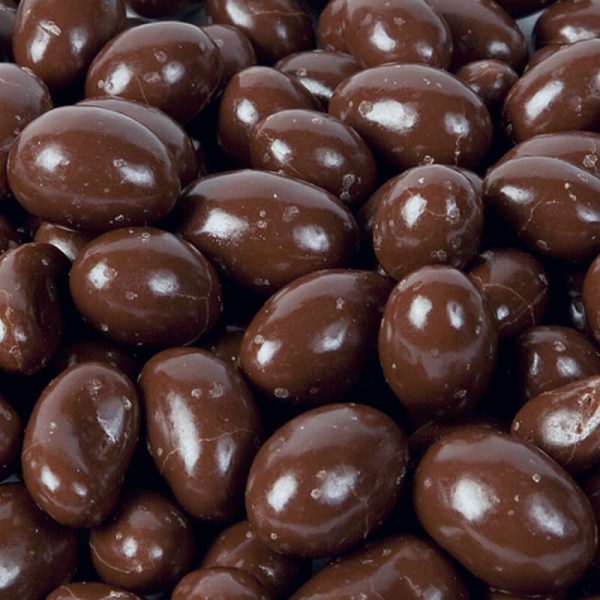 На фото изображено Арахис в темном шоколаде