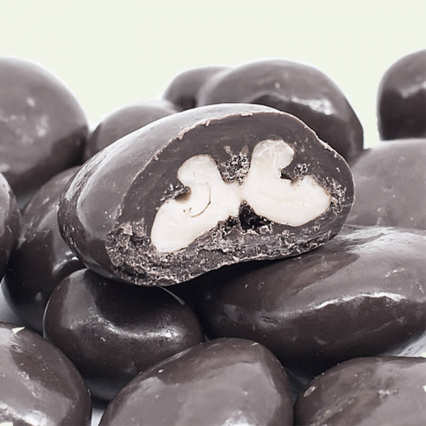 На фото изображено Грецкий орех в темном шоколаде