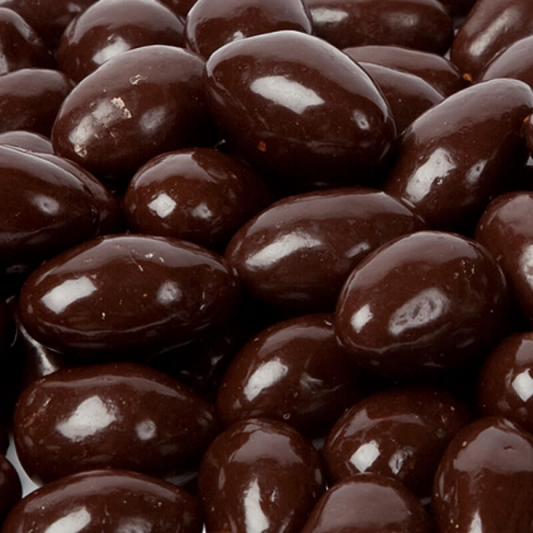 На фото изображено Миндаль в темном шоколаде