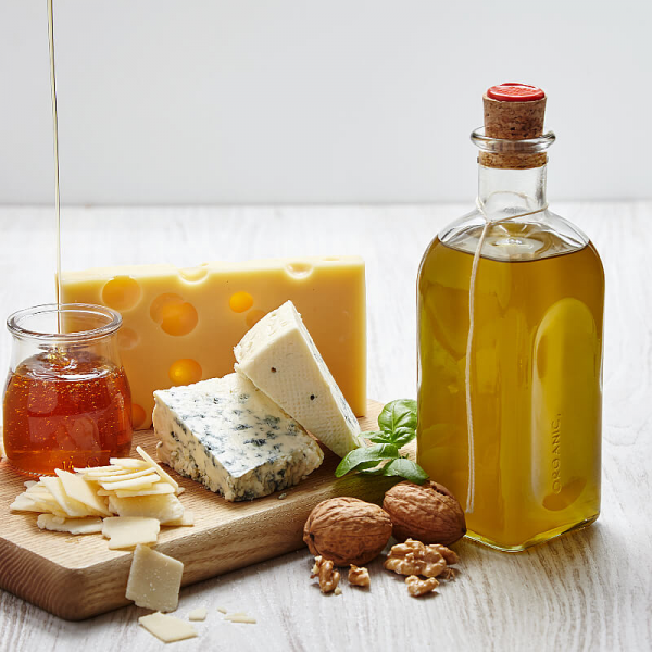 На фото изображено Масло оливковое Extra Virgin с чесноком, 0,25л